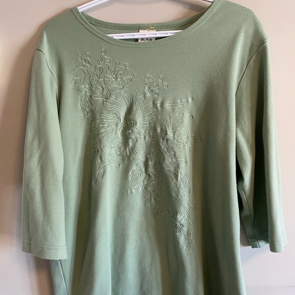 SOLD ✨ Embroidered 3/4 sleeves top 🌿 - Picture 3 of 5